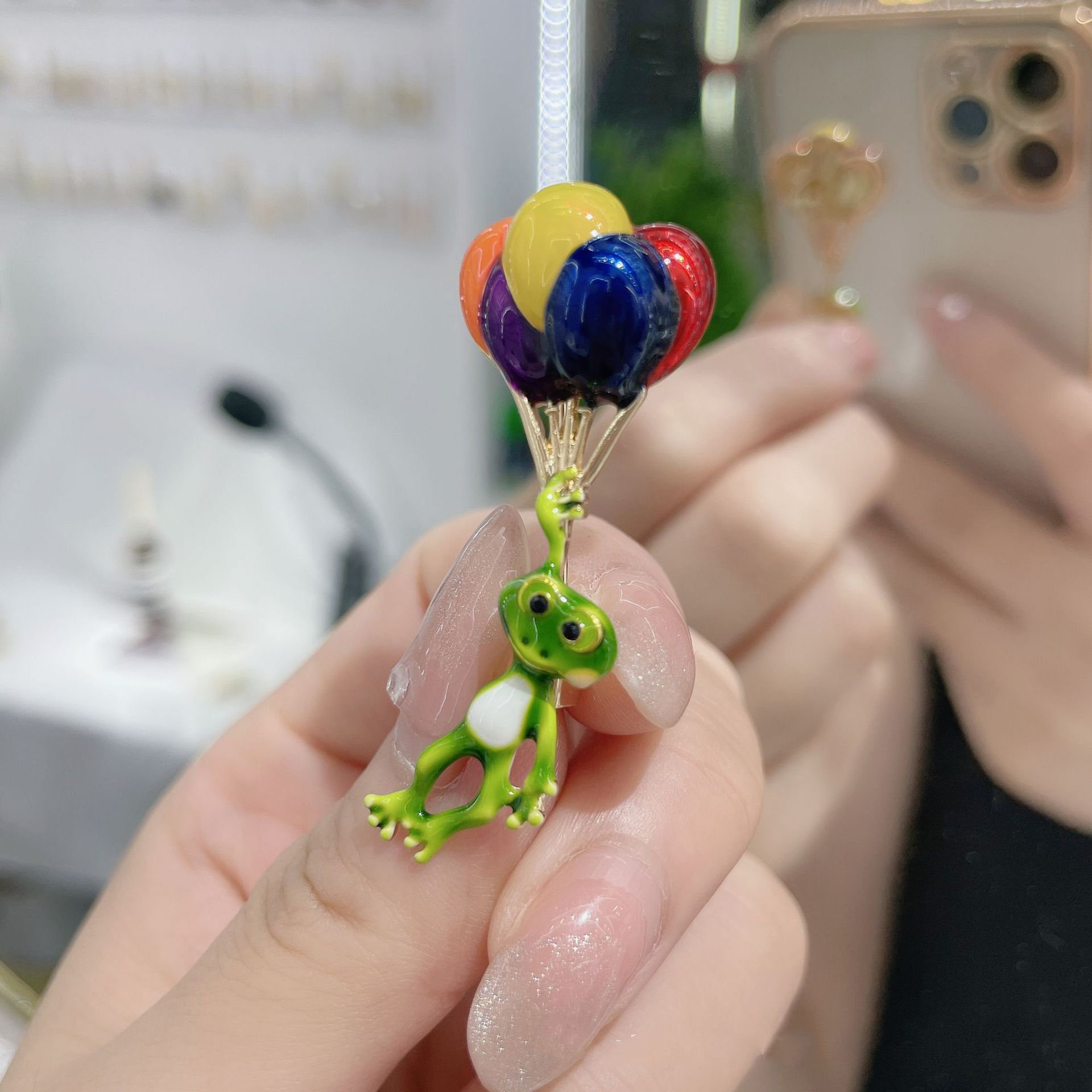 Żywa żaba trzymająca kolorowy  – Embroidery Bali recenzja i cena